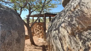 Private campsite facilities among granite boulders at Hoada