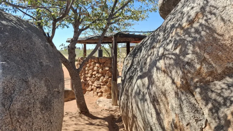 Private campsite facilities among granite boulders at Hoada